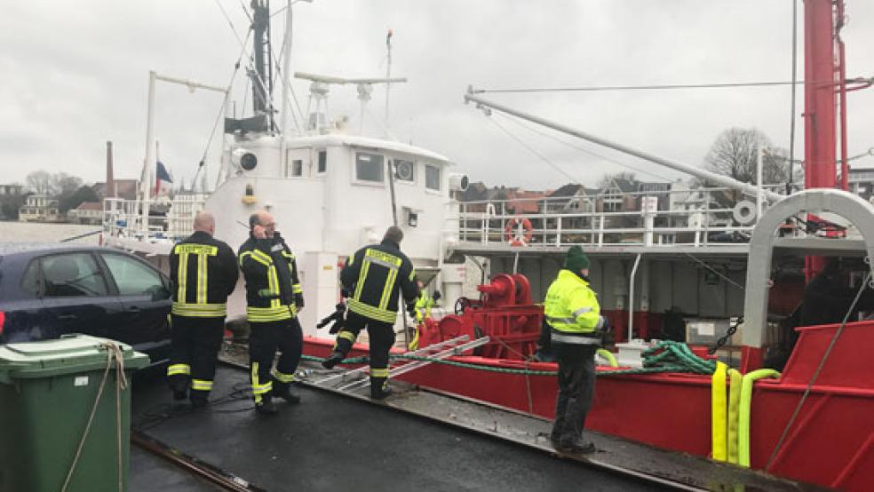 Mit Tauchpumpen gelang es der Feuerwehr Leer, das Schiff vor dem Sinken zu bewahren. © Foto: Kreisfeuerwehr