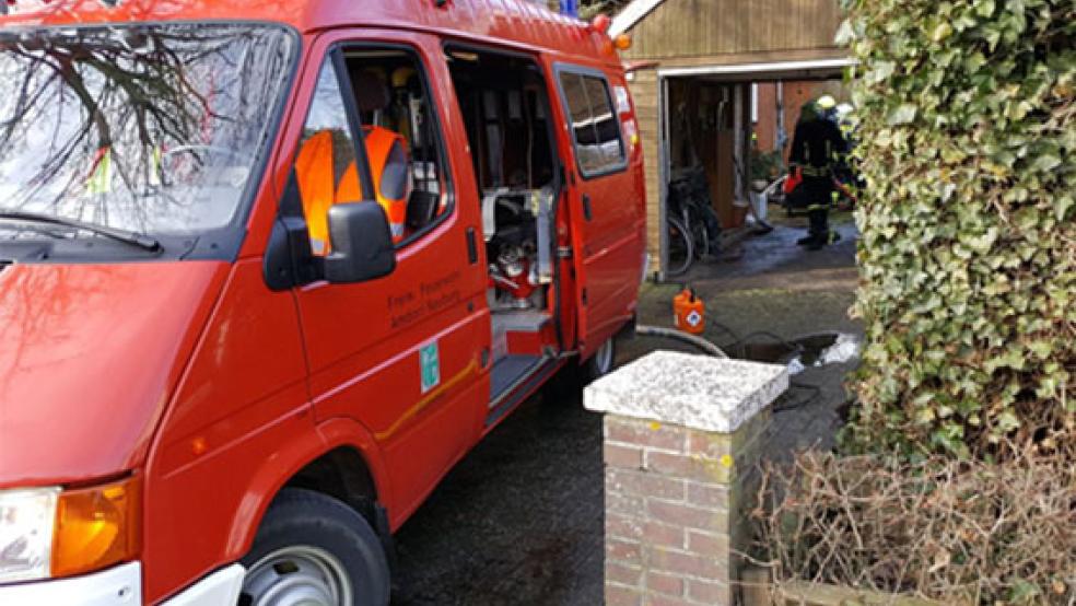 Ein jähes Ende nahm der Urlaub für die Bewohner dieses Hauses in Detern. Wegen eine kaputten Leitung lief das ganze Haus voll Wasser. © Foto: Kreisfeuerwehr