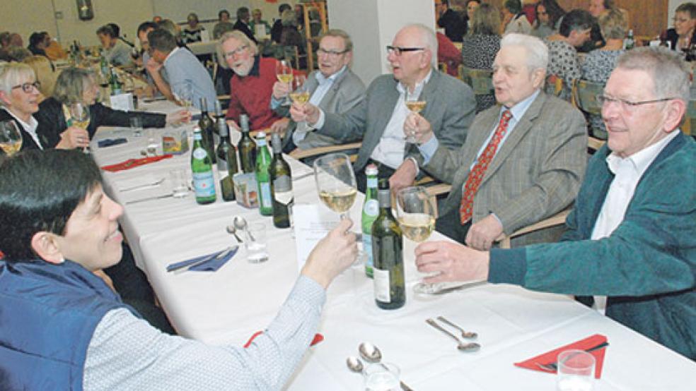 Mit einem trockenen Grauen Burgunder stießen diese Gäste auf das 13. Schlemmermenü an. © Fotos: Kuper