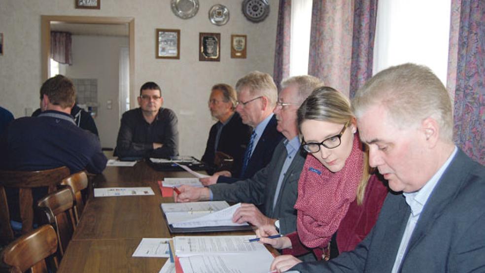 Die Stadtverwaltung, im Vordergrund Hinderk Leemhuis vom Ordnungsamt und Xenia Nording, Fachbereichsleiterin, steht im ständigen Ausstausch mit der Feuerwehr. Ein neuer Arbeitskreis soll jetzt das Thema Feuerwehrbedarfsplan aufarbeiten. © Foto: Hoegen