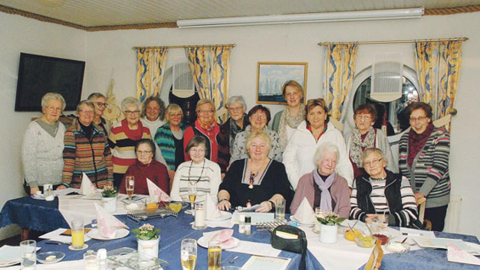 Ein gemeinsames Essen im »Luv Up« in Jemgum begleitete die Stöberstubenplanung der Landfrauen aus Bunde und Jemgum, geleitet von der Beauftragten Christa Meier (am Tisch in der Mitte).  © Foto: Kuper