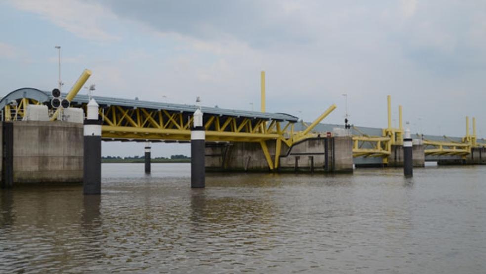 Mit Hilfe des Sperrwerks zwischen Gandersum und Nendorp wird die Ems ab heute Abend aufgestaut. © Foto: Hanken
