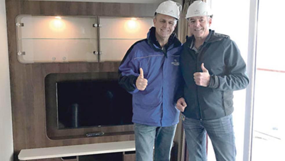 Hat seine Kabine schon bezogen: Hoteldirektor Jovo Sekulovic (links) und sein Kollege Seam Wurmhoeringer an Bord der »Norwegian Bliss«. © Foto: Assies