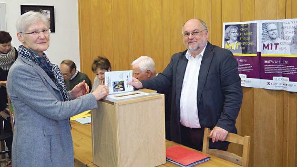 Hinter der Wahlurne: Achim Klann von der reformierten Kirchengemeinde Loga. © Foto: Preuß