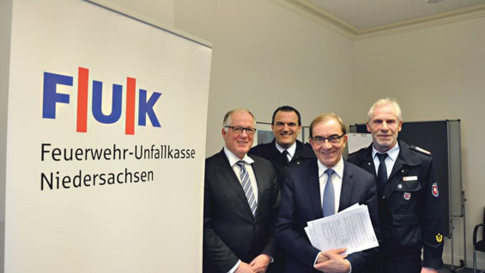 Die Feuerwehr-Unfallkasse Niedersachsen (FUK) gab gestern im Leeraner Kreishaus die Unfallstatistik bekannt. An dem Pressgespräch nahmen (von links) Thomas Wittschurky (FUK Niedersachsen), Johann Waten (Leeraner Kreisbrandmeister), Rüdiger Reske (Erster Kreisrat und stellvertretendes Mitglied der Vertreterversammlung der FUK Niedersachsen) und Ernst Hemmen (Regierungsbrandmeister) teil.  © Foto: Boelmann