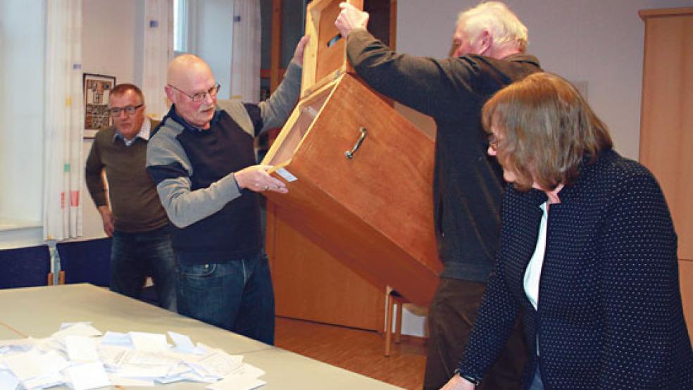 Die Urnen wurden nach der Wahl in Logabirum geleert. © Foto: Dübbel