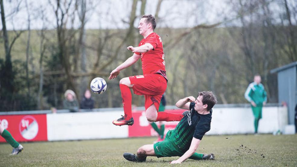 Die Spieler des SV Ems Jemgum II um Jan-Laurin Holz waren für die Mannschaft aus Völlenerkönigsfehn nicht zu stoppen. © Foto: Bruins