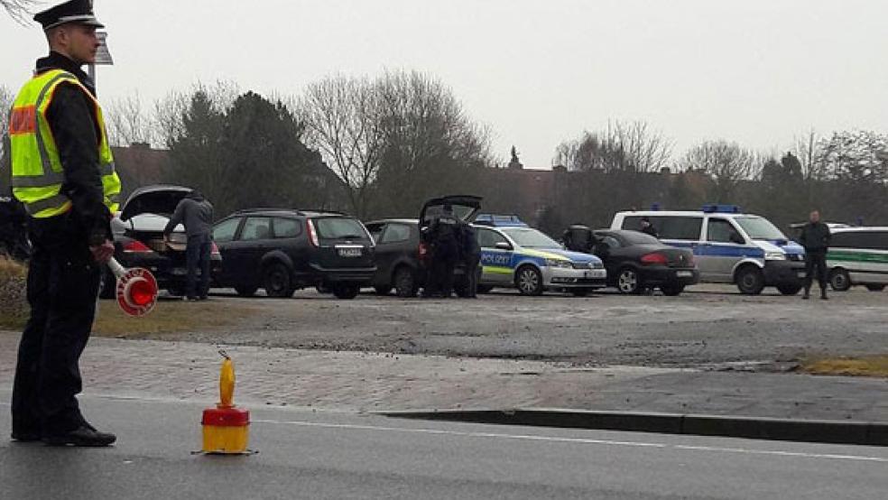Polizei und Zoll bauten Kontrollstellen an der Schützenstraße und der Boltentorstraße in Emden auf. © Foto: Polizei