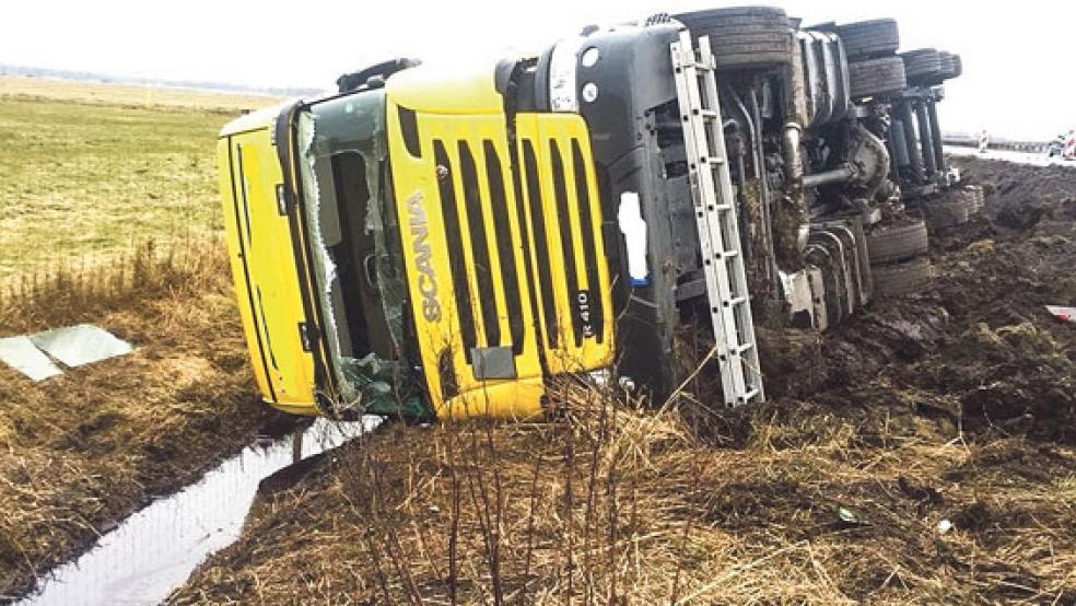 Der Sattelzug kam von der Fahrbahn ab und kippte auf die Seite. © Foto: Polizei