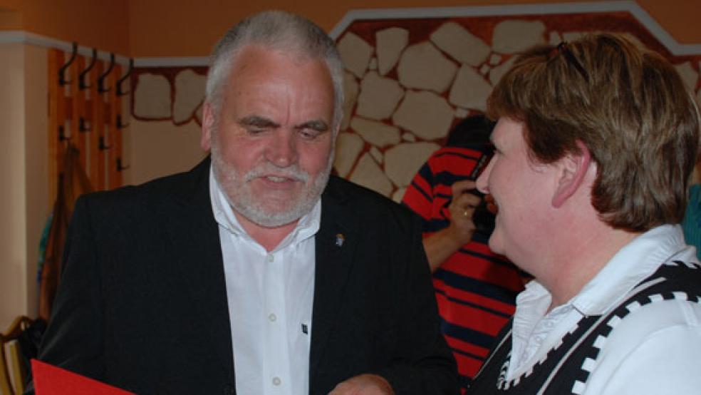 Eine Ehrenurkunde für 25 Jahre Mitgliedschaft in der SPD bekam Reinhard Leising im Juli 2012 kurz nach seiner Wahl zum Vorsitzenden des SPD-Ortsvereins Weener/Kirchborgum von der damaligen SPD-Kreisvorsitzenden Johanne Modder.  © Archivfoto: Hoegen