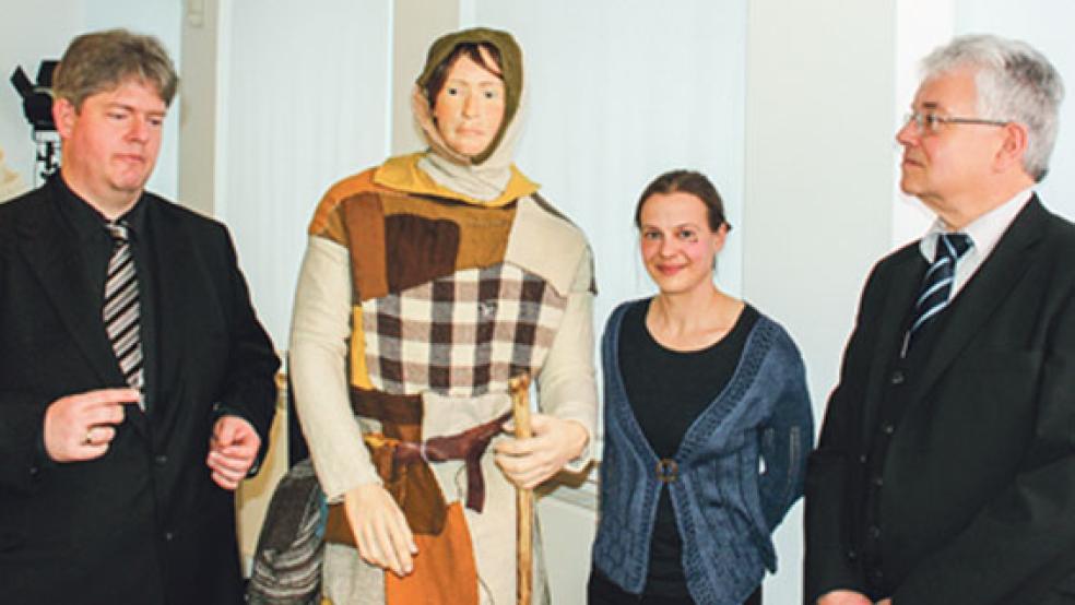 Freuen sich über die Rekonstruktion des »Mannes von Bernuthsfeld«: Restaurator Jens Klocke, Textilarchäologin Dr. Katrin Kania und Museumsdirektor Dr. Wolfgang Jahn (von links). © Foto: Konstantin Mross/Ostfriesisches Landesmuseum Emden