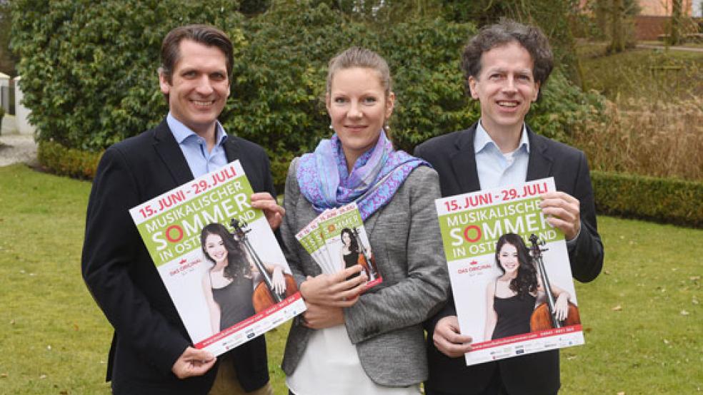 Präsentieren das neue Plakat des Musiksommers: Pressesprecher Carsten Gleich (links), Festivalmanagerin Julia Marie Müller und der Künstlerische Leiter Iwan König.  © Foto: privat