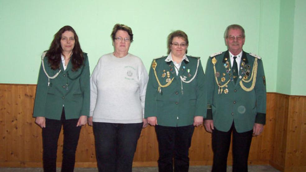 Petra Bruns (links) wurde jetzt mit dem Verdienstorden des Schützenvereins Weener ausgezeichnet. Unser Foto zeigt sie zusammen mit Jannette Fohrden, Barbara Anders und dem 1. Vorsitzenden Hilbert Bruins.  © Archivfoto: privat