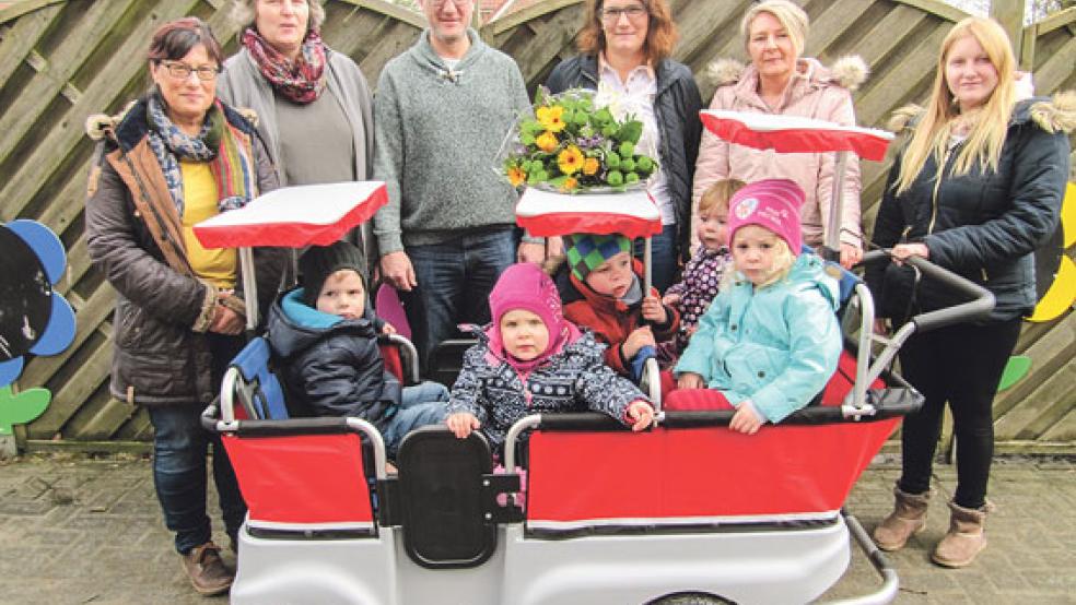 Renate Neumann (Leiterin Kita Midlum), Heidi Bugiel (2. Vorsitzende) Michael Vogt und Maike Janssen-Luitjens (Bürgerstiftung Holtgaste), Marion Batterham (Erzieherin) und Jessica Eling (Sozialassistentin). © Foto: privat
