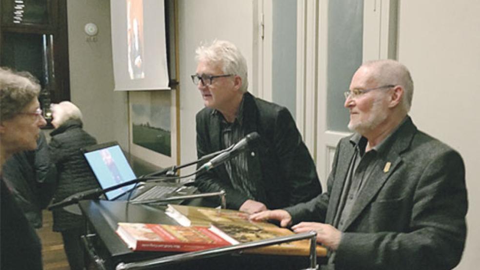Schnitger-Experte Dr, Dietrich Diederichs-Gottschalk (rechts) referierte im Landschaftsforum über den berühmten Orgel-Bauer Arp Schnitger. Dr. Paul Weßels (Mitte) eröffnete den Abend, der im Rahmen der Reihe »Landeskundliche Vorträge zur Geschichte Ostfrieslands« stattfand. © Foto: Hanken