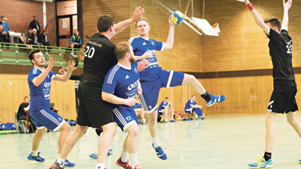 Offensiv lief es bei den TuS Handballern um Markus Janssen (rechts) nicht optimal. Sie liefen lange einem Rückstand hinterher.  © Fotos: Bruins