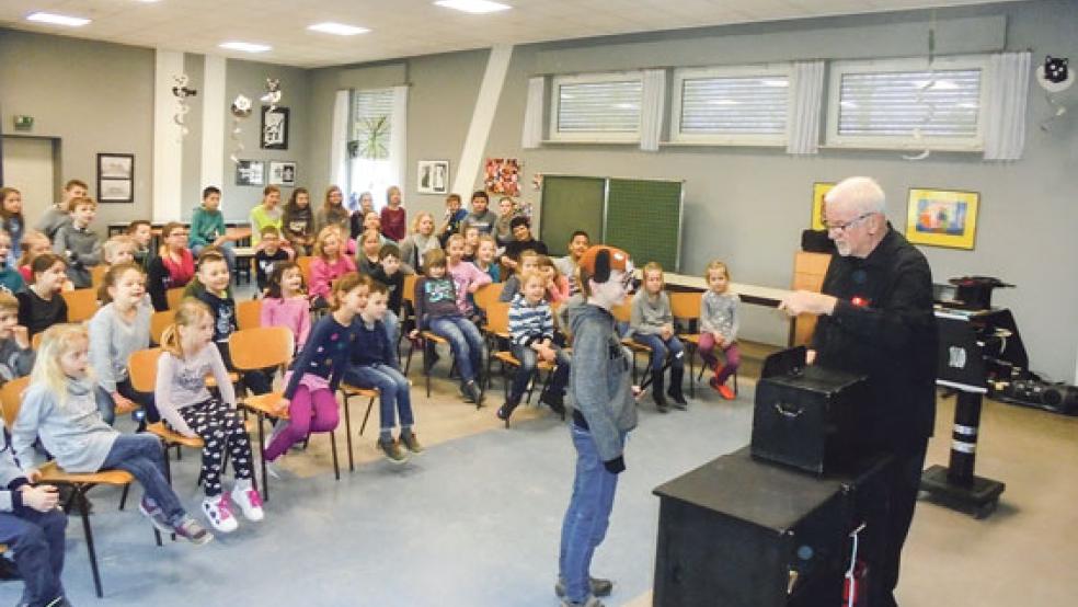 Staunen und Lachen: Beides gab es bei Zauberer Ecki in der Grundschule Möhlenwarf im Überfluss. © Foto: privat