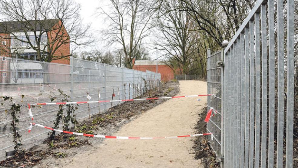 Der neue Verbindungsweg an der Oberschule in Weener kann immer noch nicht freigegeben werden.  © Foto: Boelmann