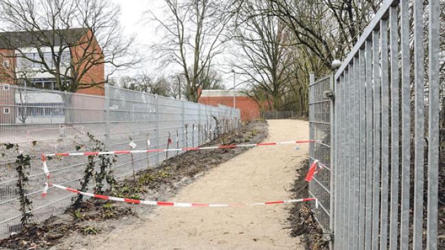 Warten auf Weg-Freigabe an Oberschule