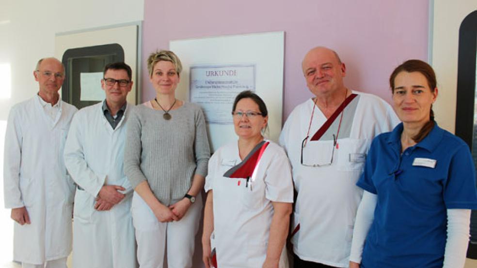 Für das klinische Endometriosezentrum wird im Marien Hospital Papenburg Aschendorf in einem interdisziplinären Team eng zusammengearbeitet. Dazu zählen unter anderem (von links): Dr. Ulrich Böckmann, Chefarzt der Allgemeinchirurgie, Dr. Ludger Kämmerling, Chefarzt der Anästhesie und Intensivmedizin, Dr. Alice Rachidi, Leiterin des klinischen Endometriosezentrums, Ludmilla Wirch, Gesundheits- und Krankenpflegerin, Dr. Franz Koettnitz, Chefarzt der Gynäkologie und Geburtshilfe, und Anke Zimmermann, Medizinische Fachangestellte.  © Foto: Klinik