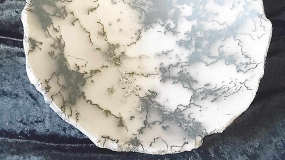 Diese Keramikschale der Künstlerin Annette Blumenhofer aus Midlum gehört zu den Exponaten. © Foto: privat