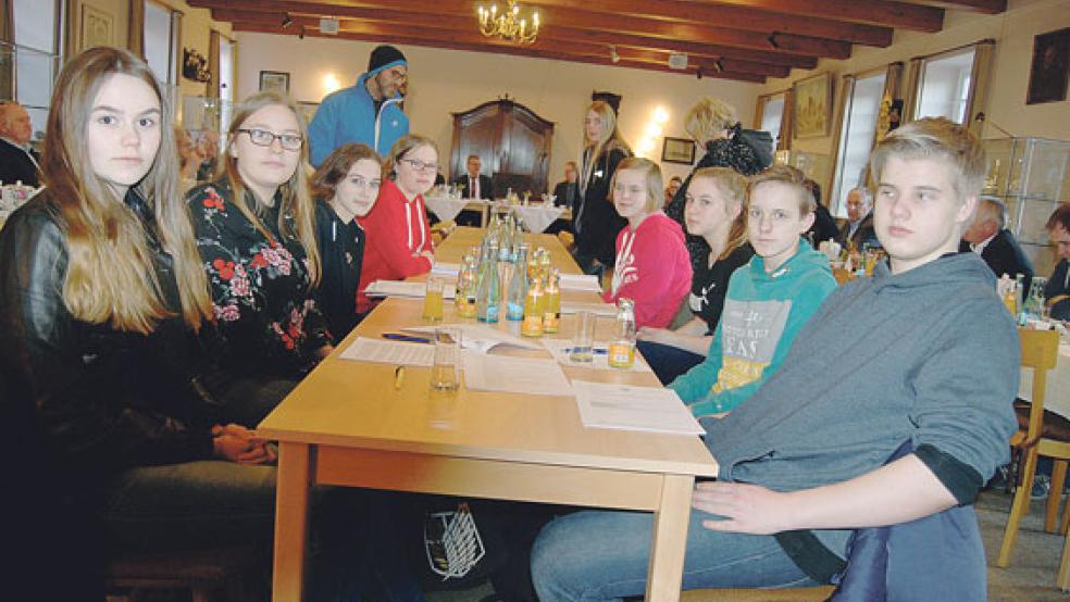 Mitten im Geschehen: Acht Politik-Patenkinder der Oberschule Weener erlebten während der Ratssitzung im Saal des Heimatmuseums 90 Minuten Lokalpolitik hautnah. © Foto: Hoegen