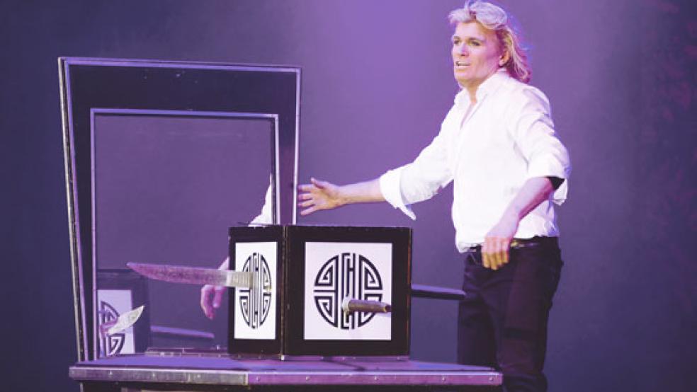 »Meine Stimme klingt wie Rudi Carrell, aber ich sehe aus wie Linda de Mol«: Blondschopf Hans Klok bewies bei seinem Auftritt in der Auricher Sparkassenarena jede Menge Selbstironie. © Fotos: Jürgens