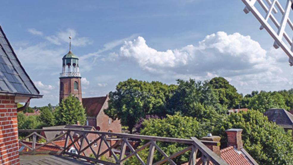 Blick von der Mühle auf die Kirche in Ditzum: In dem geplanten Neubaugebiet soll »eine gesunde Balance« zwischen Einfamilien- und Ferienhäusern gefunden werden. © Foto: www.ostfriesland.de