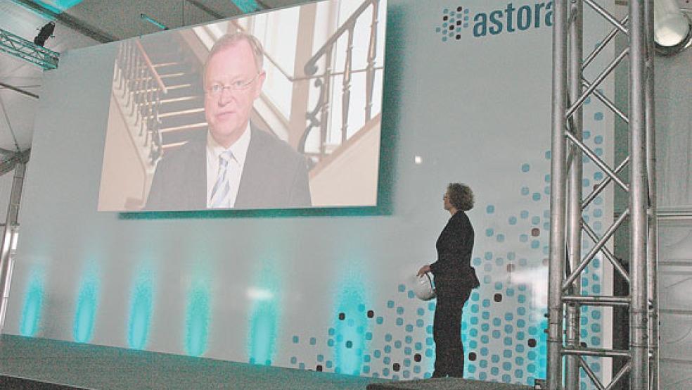 Mit großem Tamtam wurde am 12. September 2013 die Einweihung der Astora-Gaskavernen in Jemgum begangen. Unter der Moderation von Julia Westlake sendete Niedersachsens Ministerpräsident Stephan Weil eine Grußbotschaft per Video, die auf einer Leinwand in einem riesigen Festzelt gezeigt wurde. Von Feierlaune kann nun keine Rede mehr sein. © Archivfoto: Szyska