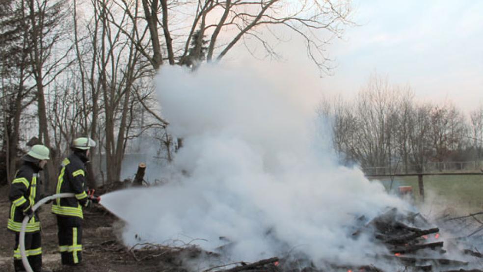 Die Brandbekämpfer gingen mit einem C-Strahlrohr erfolgreich gegen die Flammen vor. © Foto: Rand (Feuerwehr)