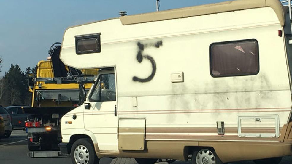 Das Aufstellen des Wohnmobils im Kreisgebiet wurde dem Halter untersagt. © Foto: Landkreis Leer