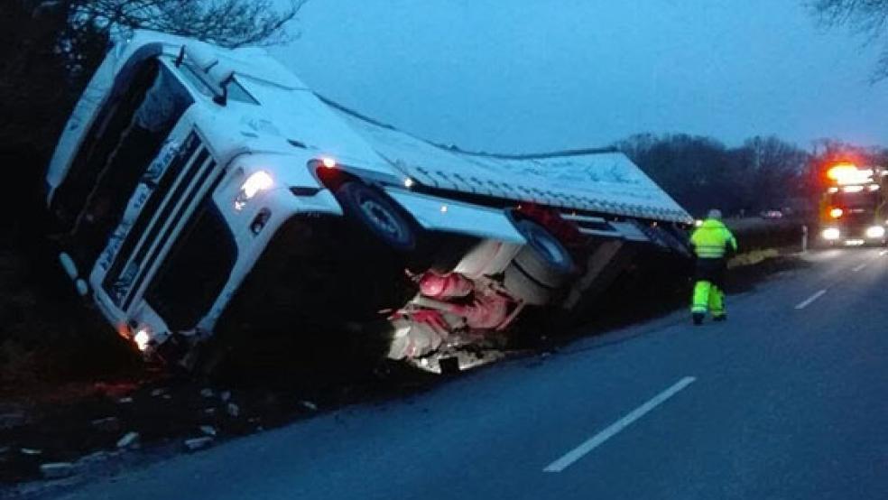 Der Sattelzug kam von der Fahrbahn ab und blieb auf der Seite in einem Graben liegen. © Foto: Polizei Leer