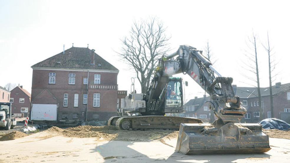 Im Ortskern von Bunde, an der Neuschanzer Straße, sollen 15 neue Wohnungen hinter der »Villa Bauer« entstehen. Ein Bagger ist bereits im Einsatz.  © Foto: Boelmann