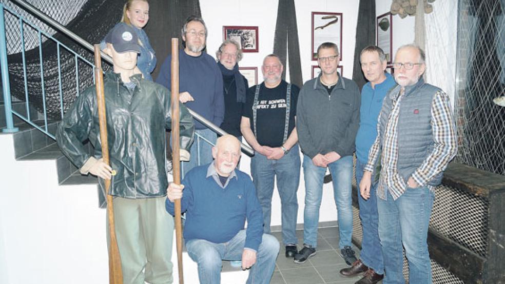 Der neue Vorstand der »Ditzumer Haven- un Kuttergemeenskupp« (von links): Sabrina Robbe, Thorsten Thyssen, Hessel Palstra, Stephan Bruhns, Johann Robbe, Hartmut Schlichting und Anton Bruhns sowie sitzend der neue Kassenprüfer Heino Jans. © Foto: privat