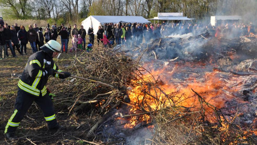 Das Osterfeuer der Freiwilligen Feuerwehr Bingum brannte in den beiden vergangenen Jahren am Emsdeich bei der »Ems Marina«. © Archivfoto: Wolters