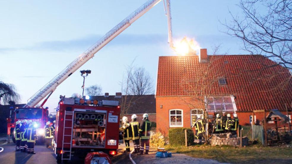 Ein Schornstein war Samstagabend in Stapelmoor in Brand geraten. Die Feuerwehr musste ausrücken.  © Foto: Rand (Feuerwehr)