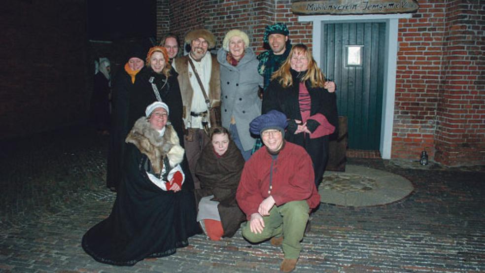Die Tanzgruppe »Galliarde« aus Leer wartet dick eingepackt gegen die Kälte an der historischen Mühle, wo sie die Gästeschar mit Tänzen aus dem Mittelalter und der Renaissance erfreuen will. © Fotos: Kuper
