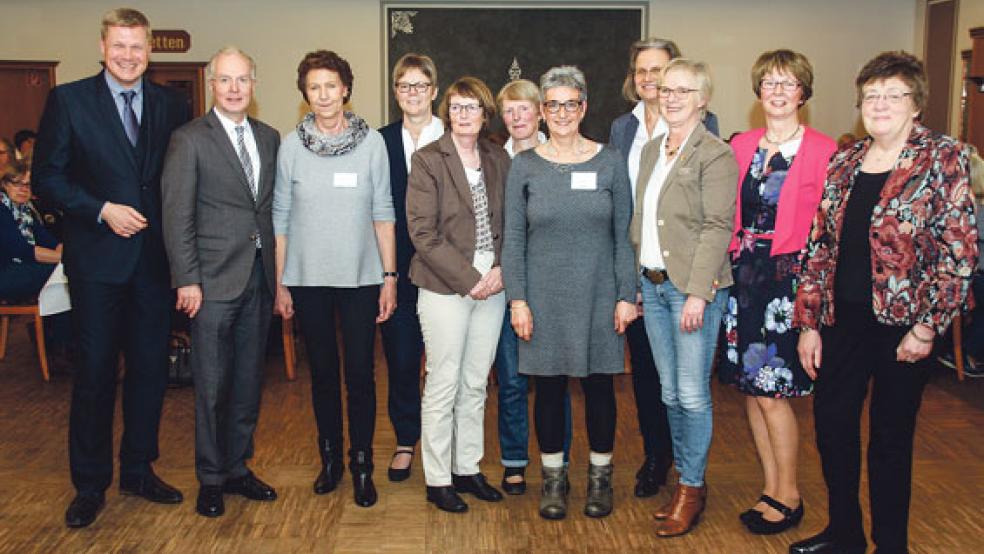 Am Kreislandfrauentag in der Gaststätte »Zum Grünen Jäger« in Jübberde nahmen teil (von links nach rechts): Ulf Thiele (CDU-Abgeordneter), Landessuper­intendent Dr. Detlef Klahr, Antje de Vries, Frieda Engels, Gezina Scholtalbers, Hermine Janßen, Ilse Meyer (Kreisverbandsvorsitzende), Ute Hecht (Fachberaterin aus Aurich), Agnes Wittchen (Landesverbandsvorsitzende Weser/Ems), Karin Oncken und Gerda Wille (Stellvertretende Landrätin). © Foto: Grundmann