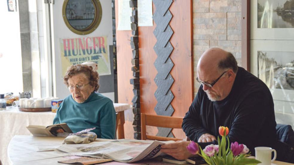 Einige Besucher nutzten die Veranstaltung auch gleich zum Schmökern der erworbenen Schätze.  © Fotos: Himstedt