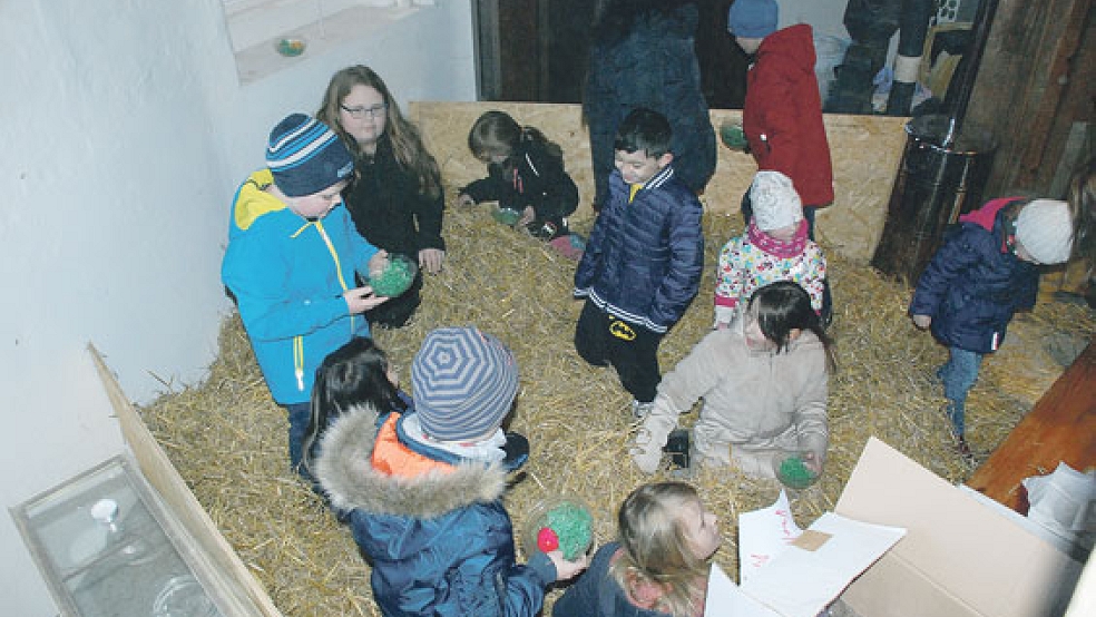 In diesem Jahr hatte der Osterhase die bunten Eier im Stroh in der Mühle versteckt. Die Kinder hatten viel Spaß bei der gemeinsamen Suche nach den Leckereien.  © Foto: Kuper