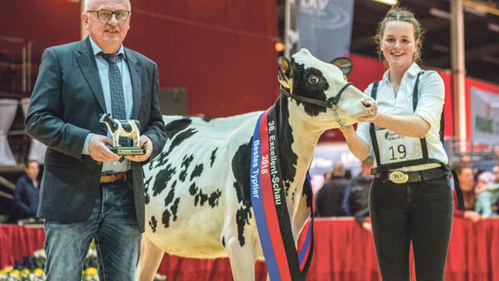 Marike Loesing aus Weener wurde mit »Lotta« Reservesiegerin beim Jungzüchterwettbewerb. © Foto: VOST