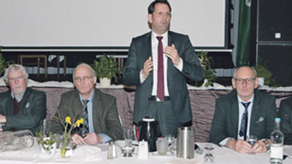 Umweltminister Olaf Lies (stehend) kam zur Hauptversammlung der Interessengemeinschaft der Deich- und Sielverbände Weser-Ems. Rechts neben ihm Oberdeichrichter Meint Hensmann aus Jemgum. © Foto: Reck