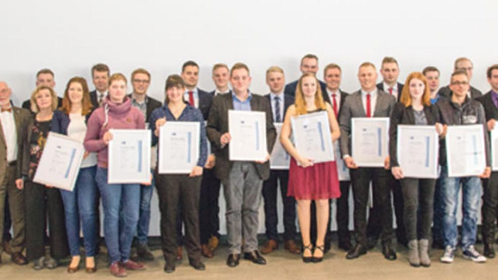 Zu den besten Auszubildenden der gewerblich-technischen und der kaufmännischen Berufe im IHK-Bezirk gehören drei Rheiderländer. © Foto: IHK