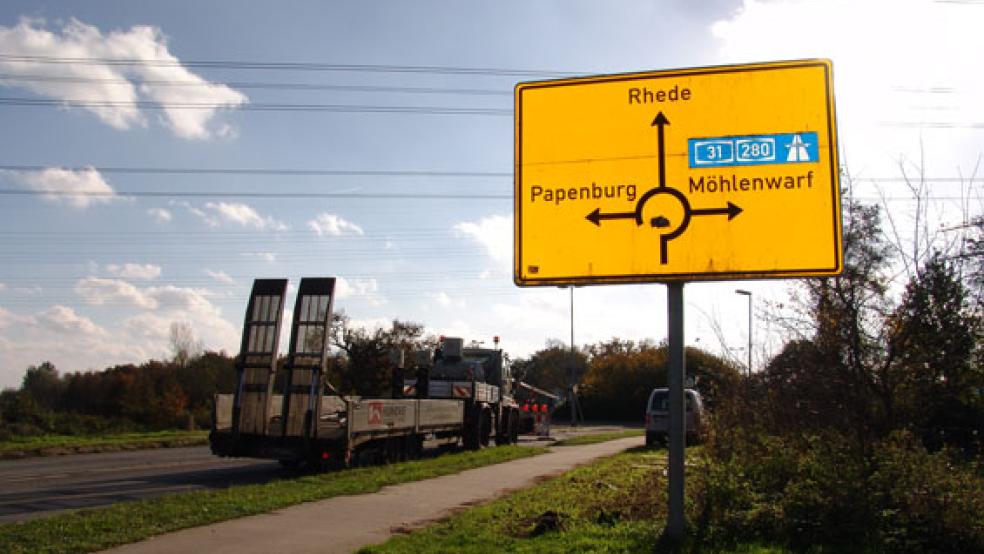 Beim Kreisel in Stapelmoor wurden eine Straßenlaterne und ein Schild beschädigt. Die Polizei sucht nach Zeugen.  © Foto: RZ-Archiv