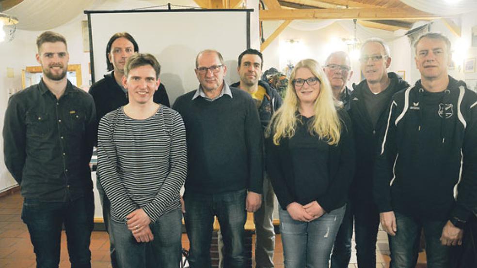 Endlich wieder vollständig: Der Vorstand, bestehend aus (von links) Stefan Schulz, Jürgen Siemens, Micha Gerke und Herbert Waltemathe sowie Jan Klaaßen (Tischtennis), Lea Pannenborg(Jugendwartin), Heinrich Siemons (Turnen), Heinz-Dieter Hinrichs und Richard Hartema (beide Laufgruppe). © Fotos: Muising