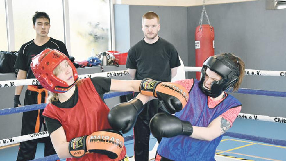 Auch bei den Frauen ging es in der Disziplin »Point-Fighting« teilweise richtig zur Sache. © Foto: Hilbrands