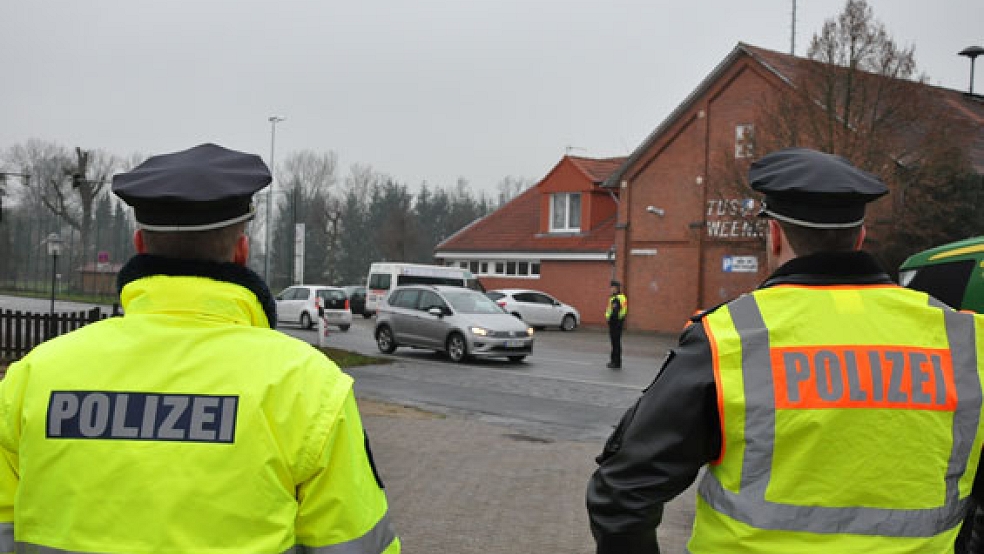 Im Landkreis Leer und in der Stadt Emden ahndete die Polizei insgesamt 115 Verkehrsverstöße. Auch in Weener wurden Kontrollen durchgeführt.  © Foto: RZ-Archiv
