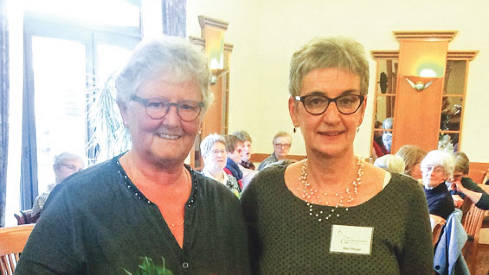 Eine Dankesurkunde bekam Annegret Bommelmann beim Landfrauentag, rechts im Bild die bisherige Kreisvorsitzende Ilse Meyer aus St. Georgiwold. © Foto: privat