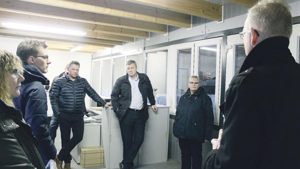 Das vom Landkreis Leer geplante 8,5 Hektar große Naturschutzgebiet bei Vellage macht den Landwirten und Gartenbauern in der Region Sorgen, erfuhr CDU-Abgeordneter Ulf Thiele (Mitte) beim Gespräch auf dem Hof von Georg Sterrenberg. © Foto: CDU