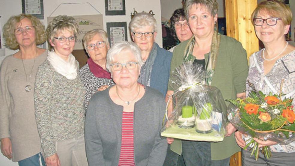 Der aktuelle Vorstand der Stapelmoorer Landfrauen (von links): Elke Krebs, Hannelore Woltermann, Annelies Schütte, die Vereinsvorsitzende Else Siemons, Anni Sinningen, Hildegard Evering, Jannette Meyer und Brunhilde Willkowei. © Foto: privat